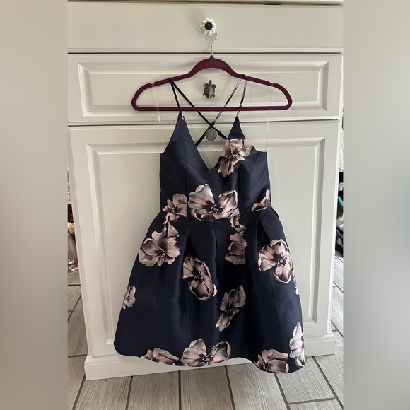 Size 3 short Cocktail Dress Navy Blue with Large Floral Pattern NEVER WORN - Picture 1 of 4